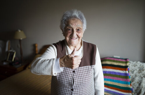 Ältere Frau gibt Daumen hoch, lächelnd - RAEF01646