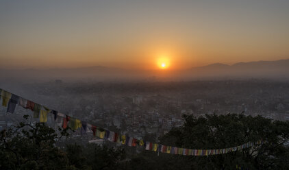 Nepal, Himalaya, Kathmandu, Stadtbild vom Swayambhunath-Tempel aus gesehen - ALRF00777