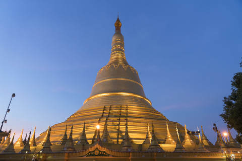 Myanmar, Bago, Shwemawdaw-Pagode in der Abenddämmerung, lizenzfreies Stockfoto