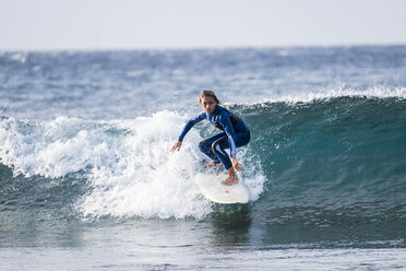 Junge beim Surfen im Meer - SIPF01284