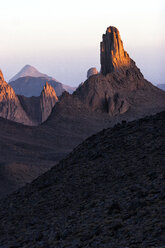 Algerien, Wilaya Tamanrasset, Hoggar-Gebirge mit vulkanischem Gestein in der Dämmerung - DSGF01411