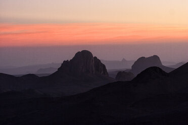 Algerien, Wilaya Tamanrasset, Hoggar-Gebirge mit vulkanischem Gestein in der Dämmerung - DSGF01412