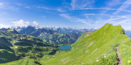 Deutschland, Bayern, Allgäuer Alpen, Panoramablick vom Zeigersattel zum Seealpsee, Höfats und Seekoepfel - WGF01036