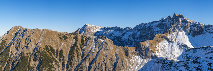 Deutschland, Bayern, Allgäuer Alpen, Blick zum Entschenkopf, Großer Daumen und Nebelhorn vom Rubihorn aus gesehen - WGF01037