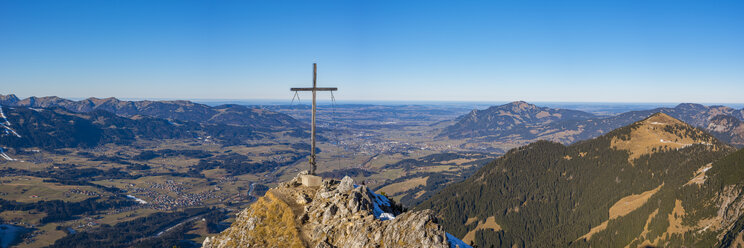 Deutschland, Bayern, Allgäu, Allgäuer Alpen, Panoramablick vom Rubihorn mit Gipfelkreuz zum Illertal - WGF01038