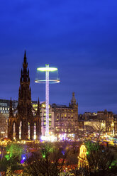 UK, Schottland, Edinburgh, Princes Street Gardens, Scott Monument und beleuchteter Jahrmarkt zur Weihnachtszeit - SMAF00656