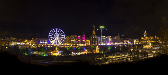 UK, Schottland, Edinburgh, Princes Street Gardens, beleuchteter Jahrmarkt mit Riesenrad und Scott Monument bei Nacht - SMAF00658
