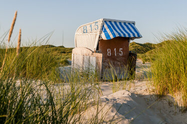 Deutschland, Amrum, verschlossener Strandkorb mit Kapuze in den Dünen - EGBF00175