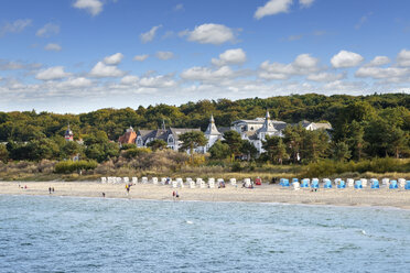 Deutschland, Usedom, Zinnowitz, Blick auf den Strand mit Ostsee im Vordergrund - SIEF07244