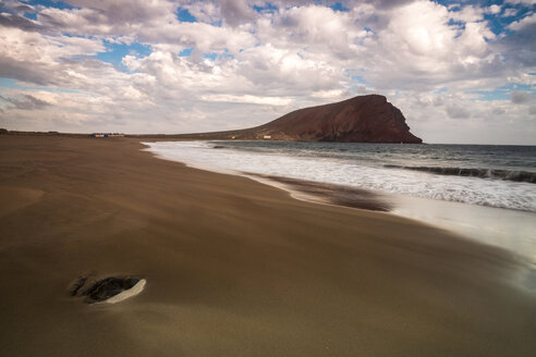 Spanien, Teneriffa, Strand La Tejita mit Montana Roja im Hintergrund bei Sonnenuntergang - SIPF01294