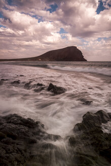 Spanien, Teneriffa, Strand La Tejita mit Montana Roja im Hintergrund bei Sonnenuntergang - SIPF01295