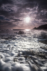 Spanien, Teneriffa, Surfen am Strand La Tejita bei Sonnenuntergang - SIPF01296