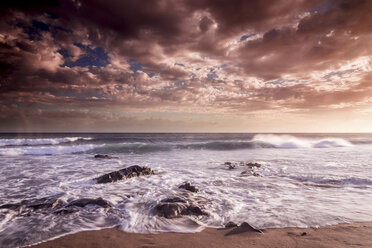 Spanien, Teneriffa, Strand La Tejita bei Sonnenuntergang - SIPF01297