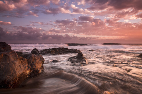 Spanien, Teneriffa, Surfen am Strand La Tejita bei Sonnenuntergang - SIPF01299