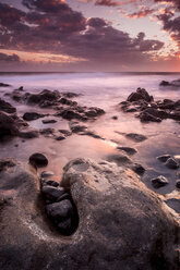 Spanien, Teneriffa, Strand La Tejita bei Sonnenuntergang - SIPF01300