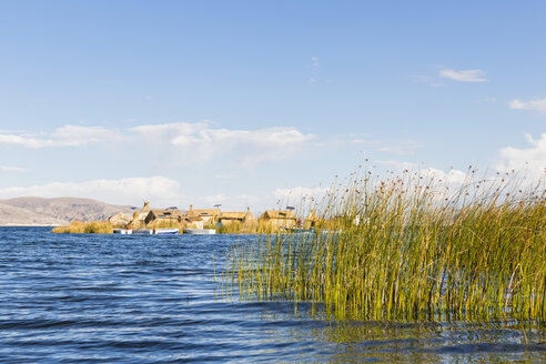 Peru, Titicacasee, Schwimmende Insel Uros - FOF08654