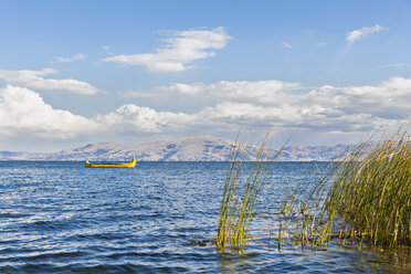 Peru, Titicacasee, Boot der Uros schwimmt im Wasser - FOF08655