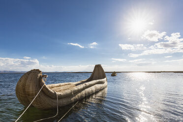 Peru, Titicaca lake, boat of the Uros made of giant bulrush - FOF08656