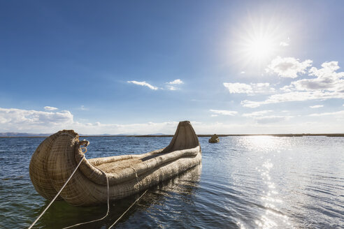 Peru, Titicacasee, Boot der Uros aus Riesenrohrkolben - FOF08656