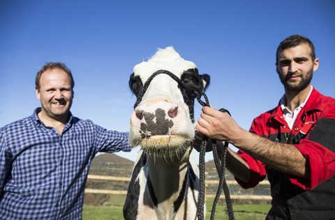 Porträt von zwei Bauern mit Kuh, lizenzfreies Stockfoto