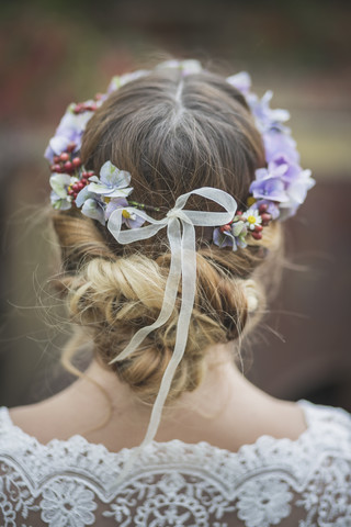Nahaufnahme der Braut mit Blumenkranz im Haar, lizenzfreies Stockfoto