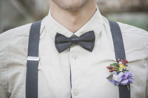 Nahaufnahme des Bräutigams mit Blumenschmuck, lizenzfreies Stockfoto