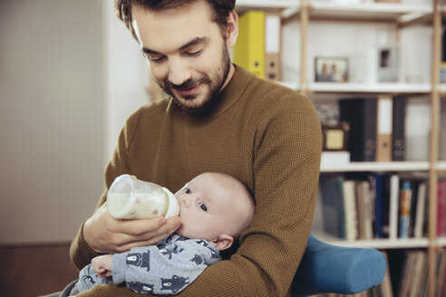 Vater füttert sein Baby zu Hause - MFF03430