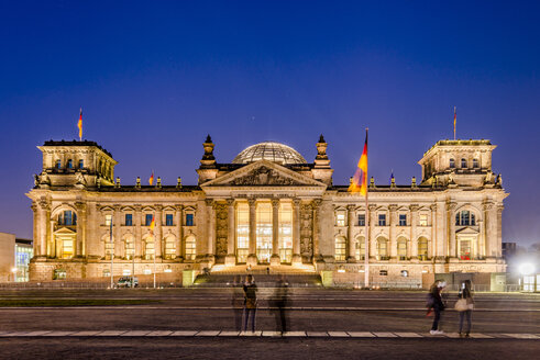 Deutschland, Berlin, Blick auf den beleuchteten Reichstag bei Nacht - EGBF00179