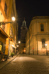 Schweden, Stockholm, Gamla stan, Blick auf Tyska kyrkan bei Nacht - OD01472