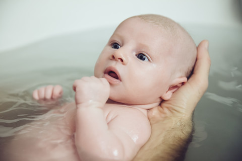 Vater und Baby nehmen gemeinsam ein Bad, lizenzfreies Stockfoto