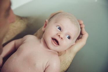 Vater und Baby nehmen gemeinsam ein Bad - MFF03445