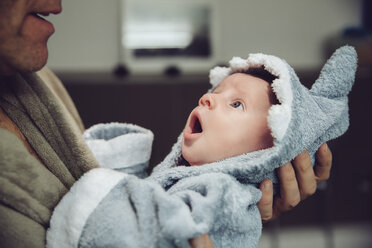 Vater hält Baby im Haifisch-Bademantel - MFF03446