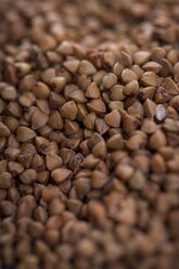 Buckwheat grains, close-up - JUNF00763