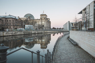 Deutschland, Berlin, Blick auf Reichstag, Paul-Loebe-Gebäude und Spree im Morgenlicht - ASCF00701