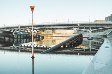Deutschland, Berlin, Blick auf die Kronprinzenbrücke am Morgen - ASCF00704