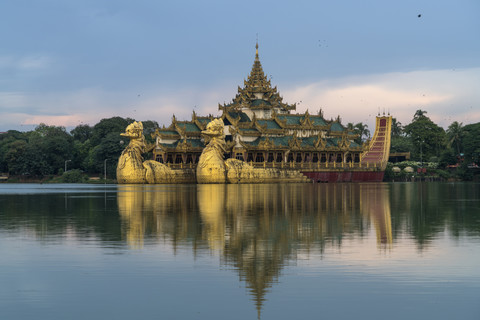 Myanmar, Yangon, Blick auf den Karaweik-Palast am Kandawgyi-See, lizenzfreies Stockfoto