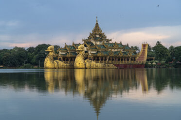 Myanmar, Yangon, Blick auf den Karaweik-Palast am Kandawgyi-See - PCF00307