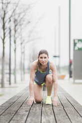 Woman in starting position on wooden bench - ASCF00713