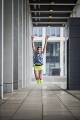 Sportliche Frau springt in der Spielhalle - ASCF00714