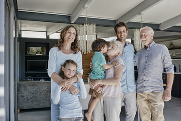 Mehrgenerationenfamilie im Familienbesitz - RORF00502