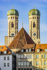 Deutschland, München, Blick auf die Türme des Doms zu Unserer Lieben Frau - THAF01881