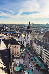 Deutschland, München, Blick auf Viktualienmarkt, Altes Rathaus und Heiliggeistkirche von oben - THA01882