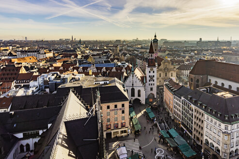 Deutschland, München, Blick auf Viktualienmarkt, Altes Rathaus und Heiliggeistkirche von oben - THA01883