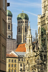 Deutschland, München, Blick auf die Türme des Doms zu Unserer Lieben Frau mit dem Rathaus im Vordergrund - THAF01895