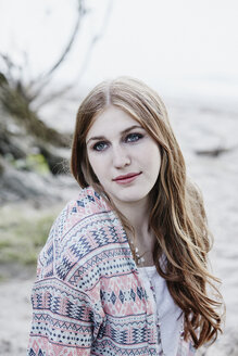 Portrait of daydreaming teenage girl on the beach - RORF00529