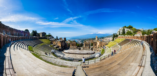 Italy, Sicily, Taormina, Teatro Greco with Mount Etna in the background - AM05199