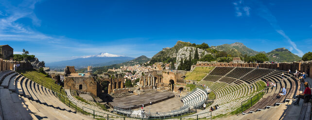 Italy, Sicily, Taormina, Teatro Greco with Mount Etna in the background - AM05200