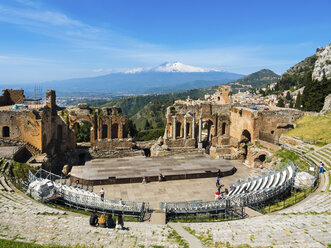 Italien, Sizilien, Taormina, Teatro Greco mit dem Ätna im Hintergrund - AMF05202
