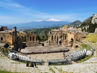 Italy, Sicily, Taormina, Teatro Greco with Mount Etna in the background - AMF05202