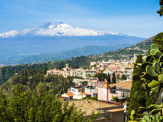 Italien, Sizilien, Taormina, Blick auf die Stadt von oben mit dem Ätna im Hintergrund - AMF05204